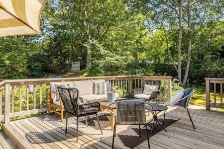 Beautiful Cottage, Fireplace, Cozy Beach 1. 4 Mile . Family Relaxation Fire Pit!