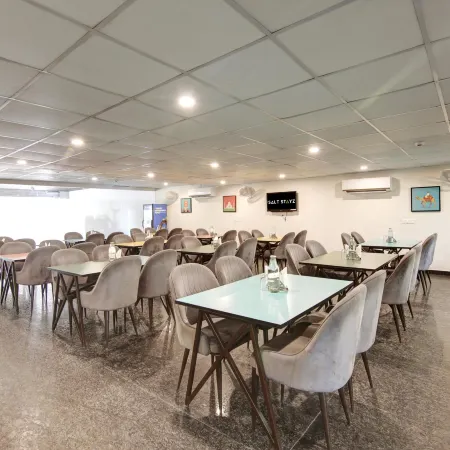 SALTSTAYZ SELECT - NEAR SOHNA ROAD CITY CENTRE