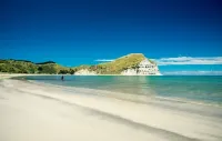 Quiet sun soaked house in Mahia beach Hotels in Mahia