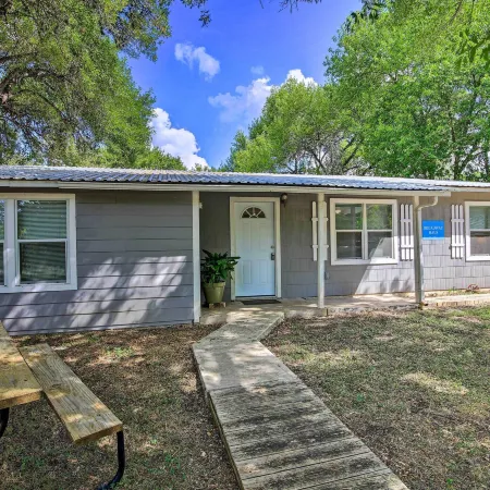 Utopia Family Home, 2 Blocks to Utopia Park!