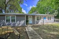 Utopia Family Home, 2 Blocks to Utopia Park! - parking