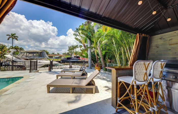 Pool & Home Theater: Lighthouse Point Home!