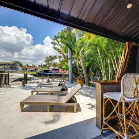 Pool & Home Theater: Lighthouse Point Home!