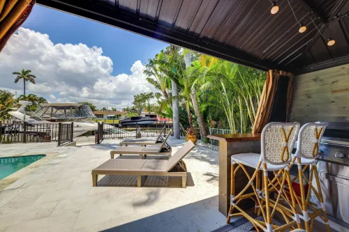 Pool & Home Theater: Lighthouse Point Home!