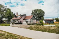 Luxury private Portage Lakes home lake access 3 bd Oasis Hottub pet friendly! 니미질라 저수지 주변 호텔