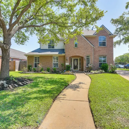 Patio, BBQ & Yard: Family Retreat in Pearland