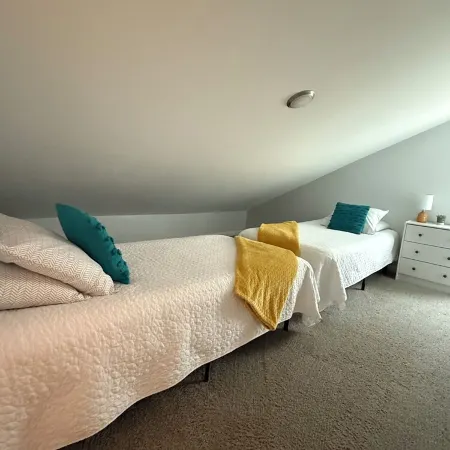 Cozy Modern 3-bd, Pet Friendly, 12 miles from RRG!
