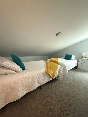 Cozy Modern 3-bd, Pet Friendly, 12 miles from RRG!