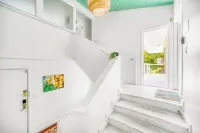 Charming 3 Bedroom Suite 200 steps to Beach, car available