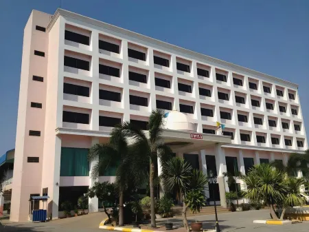 River Hotel The Budget Отели рядом с достопримечательностью «Computer Center Silapakorn University»