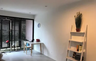 รูปภาพของBeautiful modern house across the road from beach