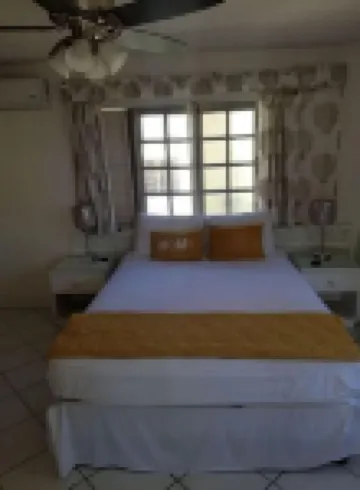 A Suite Home entire pool home โรงแรมใน