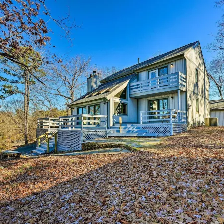 Hot Springs Getaway w/ Beautiful Lake Views! Hoteles en Piney