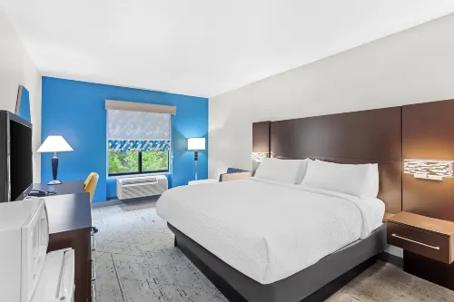 Holiday Inn Express & Suites Charleston NW - Cross Lanes Hotels in Nitro