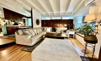 New Cozy Studio 2 Queen Beds, Kitchen Walk to Water