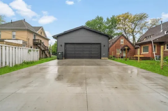 Modern 4 Bed/3.5 Bath Farmhouse Steps to Downtown CF!