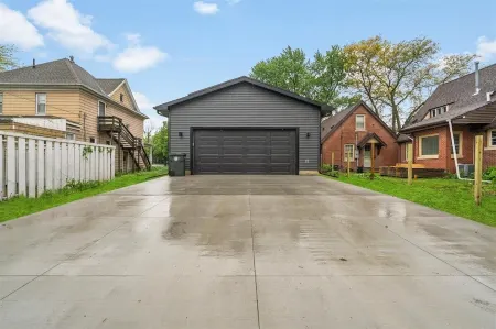 Modern 4 Bed/3.5 Bath Farmhouse Steps to Downtown CF!