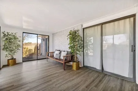 THE COZY COLONY GETAWAY-4BD/2BA 2 KING SUITES Отели в г. Колони