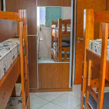 Apto com wi-fi, ar cond e garagem a 100m da praia Rooms