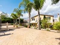 Seaside Apartment with BBQ & Garden