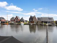 Houseboat in Stavoren with Waterfront Views - en bord de mer