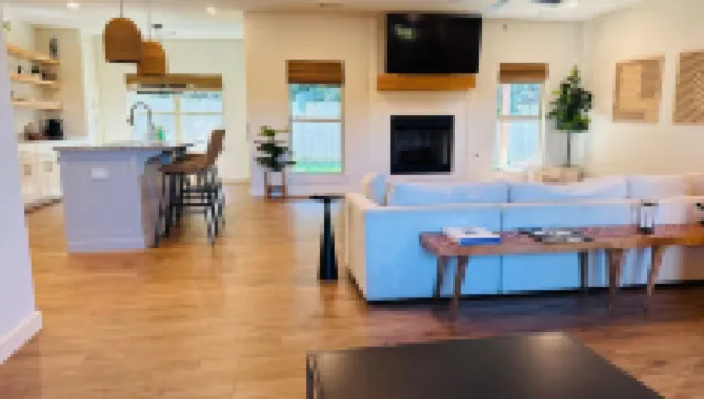 New Modern Home in West Faye with Frustration-Free Checkout, 10 Mins to Uofa