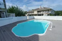 One level 4 Bedroom House with Pool, Large Docks, Canal Access - The Turtle Club
