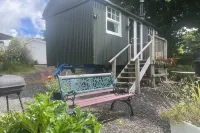 1 Bedroom Cabin Sleeps 2 Private Garden WiFi Hotels in Camelford