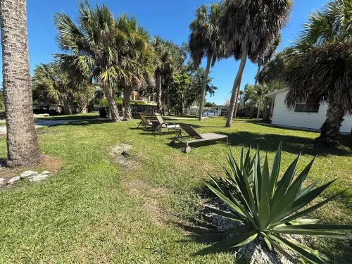Old Florida Fishing Cottage See The Water From Living Room on Imperial River
