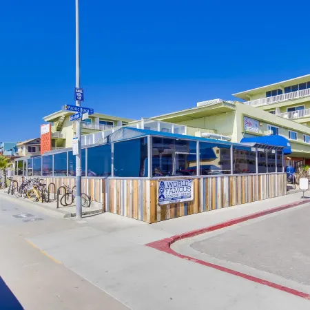 Surfer Beach Hotel Отели рядом с достопримечательностью «Пасифик-Бич»