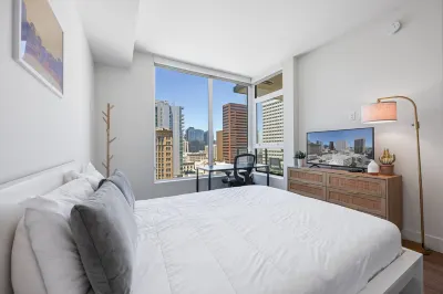 NEW Upscale Downtown San Diego Stay Queen Bed Pool Sauna Hotels in North Clairemont