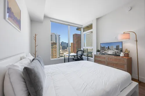 NEW Upscale Downtown San Diego Stay Queen Bed Pool Sauna