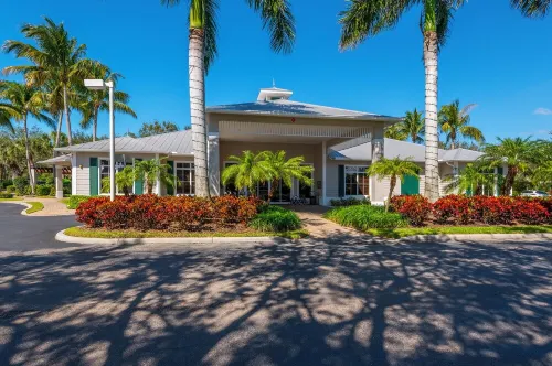 5-Star Deluxe Naples 2Bd/2Br. Resort Heated Pool. Golf. Pickleball. Tennis