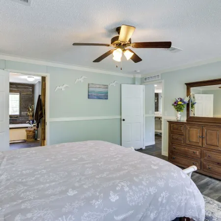 Charming Perry Home ~ 2 Mi to the Gulf!