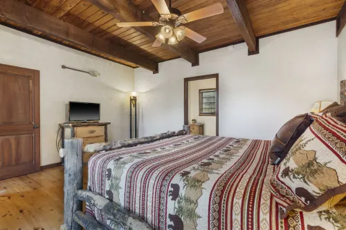 Stunning Lake Views and Private Hot Tub - Rustic Escape