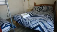 Renovated 4-Bed Home - Sleeps 9 - Garden - Parking - Bungalows