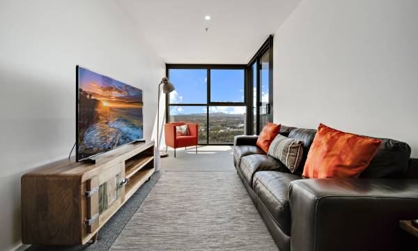 Chic 1-Bed with Stunning Lake View & Indoor Pool