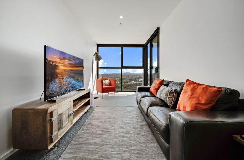 Chic 1-Bed with Stunning Lake View & Indoor Pool