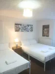 Ground-Floor Family Studio Apartment with Double and Single Beds – Free Parking - Park Yeri