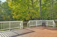 5 MI to Otter Lake: Home w/ Fire Pit & Yard - 3つ星