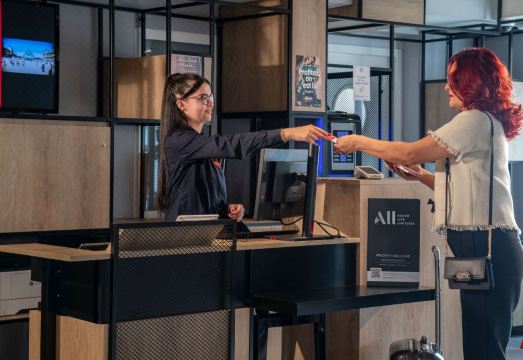 이비스 로크브룬 카프 마르탱 망통의 모던한 객실 내부