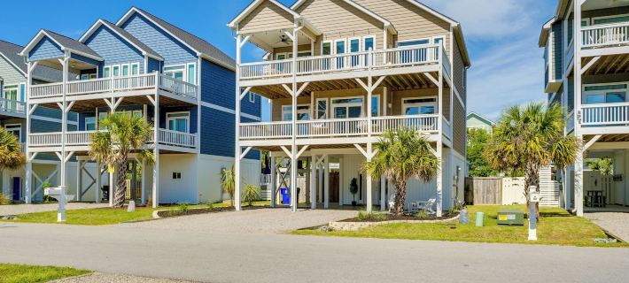 Modern Surf City Beach House w/ Hot Tub! Hôtels à&nbsp;: Comte de Pender