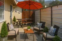 Sequoia Retreat Near Park Entrance Walk to Dining BBQ Private Yard