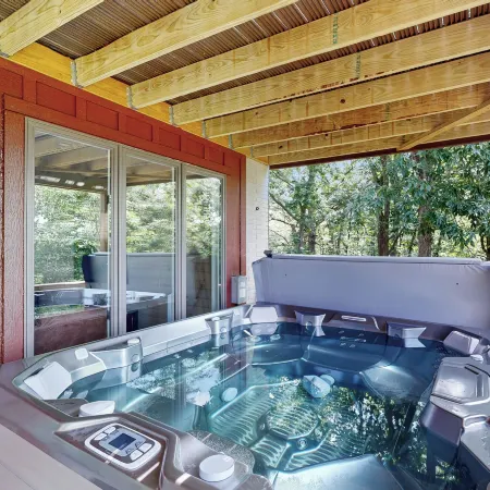 Luxurious 3BR Home w/ Hot Tub & Fireplace