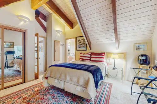 2BR Dog-friendly Cabin w/ Lake Views - 3-Star
