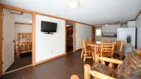 Beautiful lakeside 2 Bedroom cabin on private lake (Cabin#4)