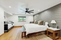 4BR Home w/ Spa, Bar, Home Gym, Decks, Near Lake - balcony
