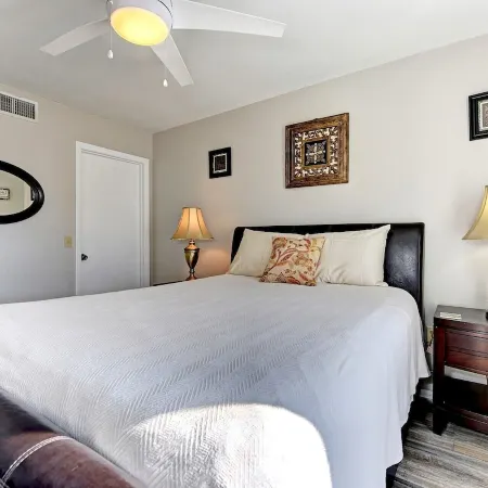 Beautiful 3 Bedroom 2 Bathroom Home Steps from the Beach
