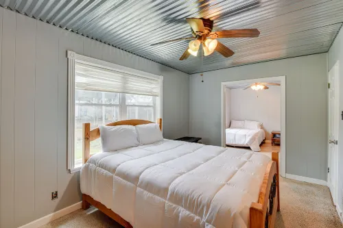Lake Brownwood Home w/ Private Boat Dock! - parkir
