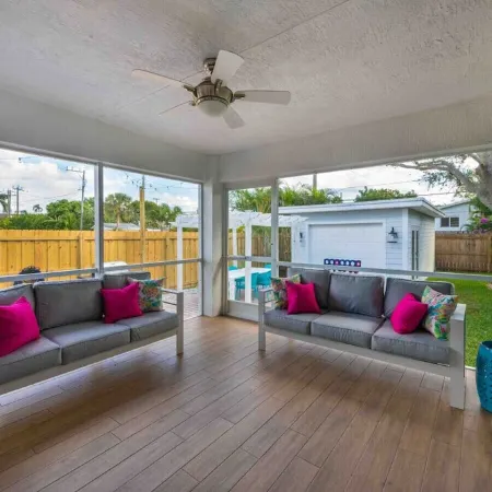 Flamingo Retreat Steps to Downtown Pool Home